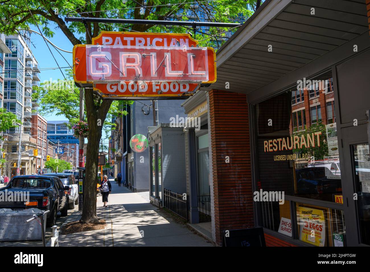 Panneau de restaurant peint à la main et au néon usé et abîmé pour le Patrician Grill faisant la promotion de « bons aliments » à King St East, Toronto, Ontario, Canada. Banque D'Images