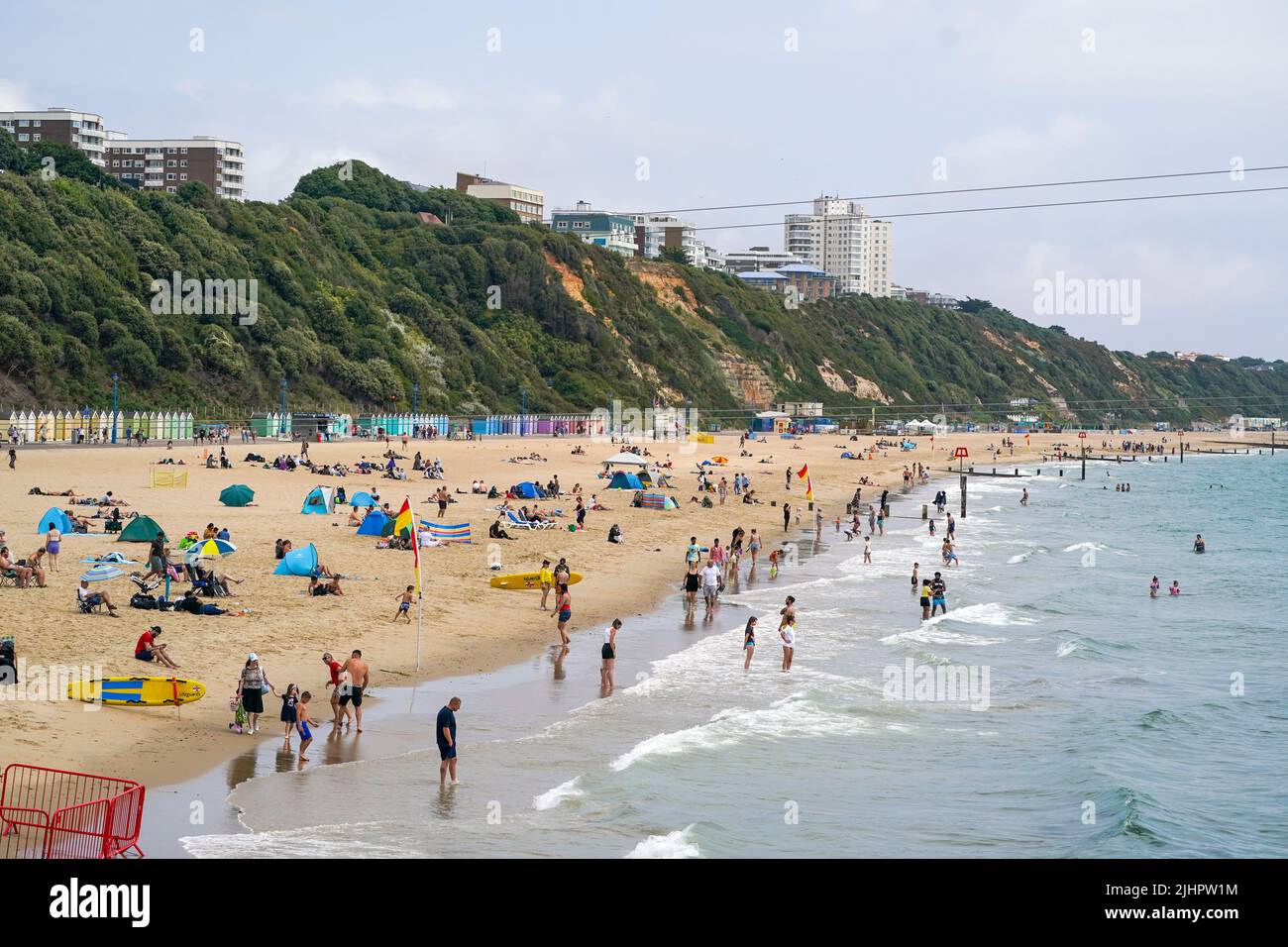 Les gens qui apprécient le temps chaud sur la plage de Bournemouth après que les températures ont dépassé 40C au Royaume-Uni pour la première fois. Date de la photo: Mercredi 20 juillet 2022. Banque D'Images