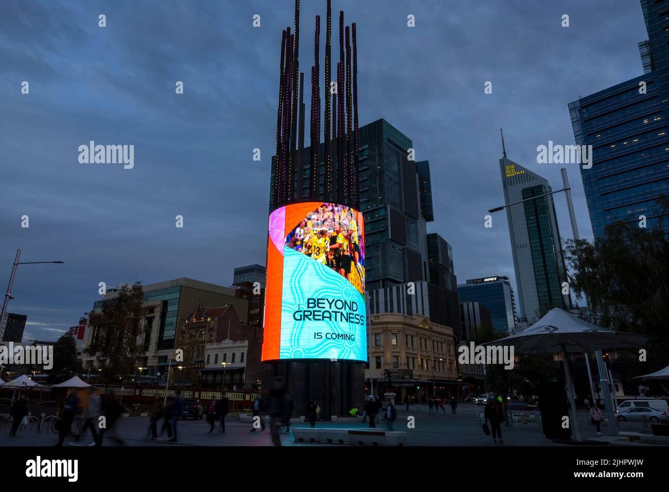(220720) -- SYDNEY, 20 juillet 2022 (Xinhua) -- la tour LED de la place Yagan affiche des graphiques pour célébrer l'événement « One Year To Go » de la coupe du monde des femmes de la FIFA 2023 à Perth, en Australie, au 20 juillet 2022. Des événements ont eu lieu dans plusieurs grandes villes d'Australie pour marquer le compte à rebours d'un an de la coupe du monde des femmes de la FIFA 2023. (Photo de Paul Kane/Xinhua/Getty Images pour la FIFA) Banque D'Images