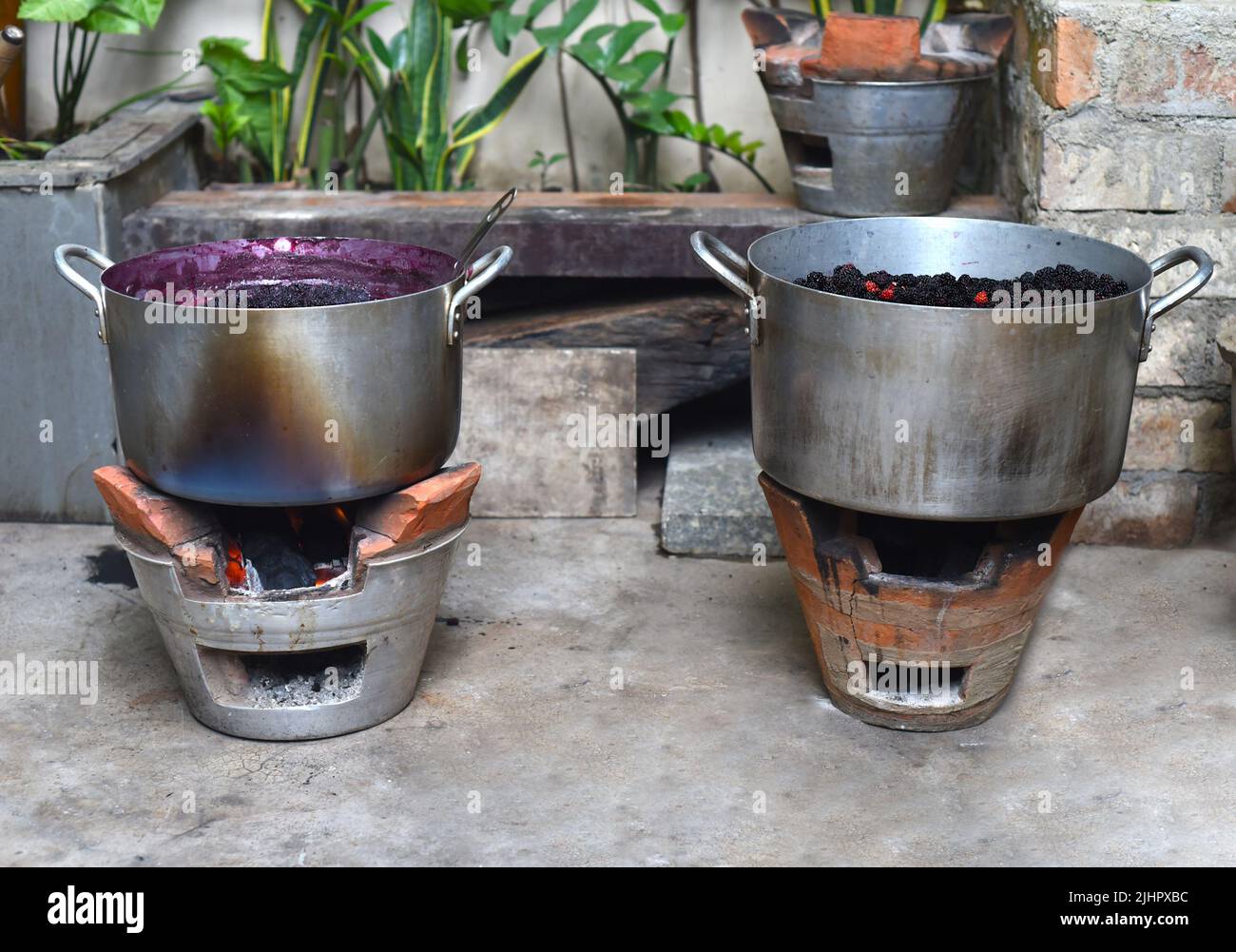 Faire bouillir la confiture de mûrier dans une casserole en métal sur feu ouvert Banque D'Images