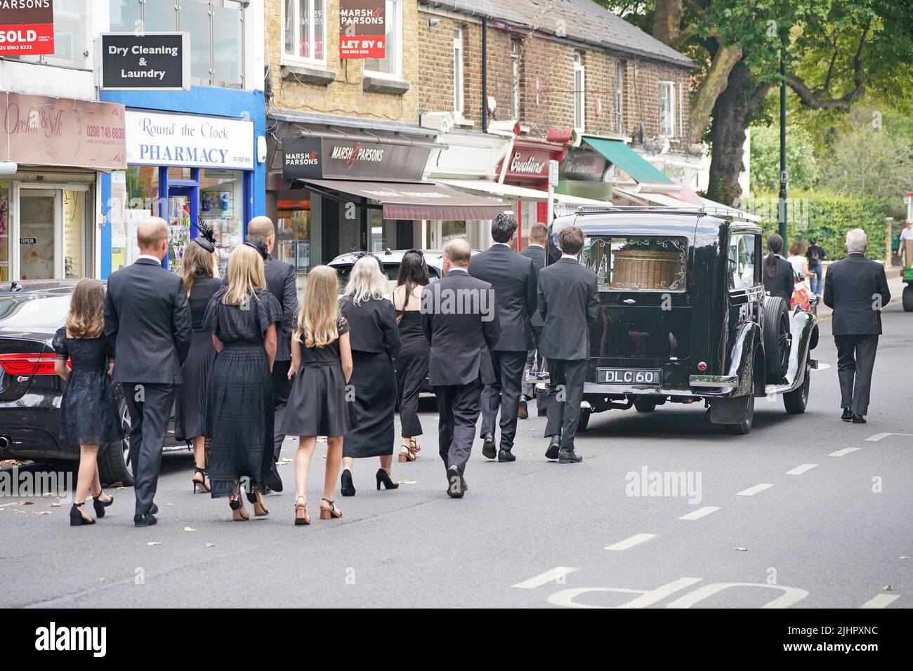 Le cortège funéraire de Dame Deborah James arrive à l'église St Mary's à Barnes, dans l'ouest de Londres. Date de la photo: Mercredi 20 juillet 2022. Banque D'Images