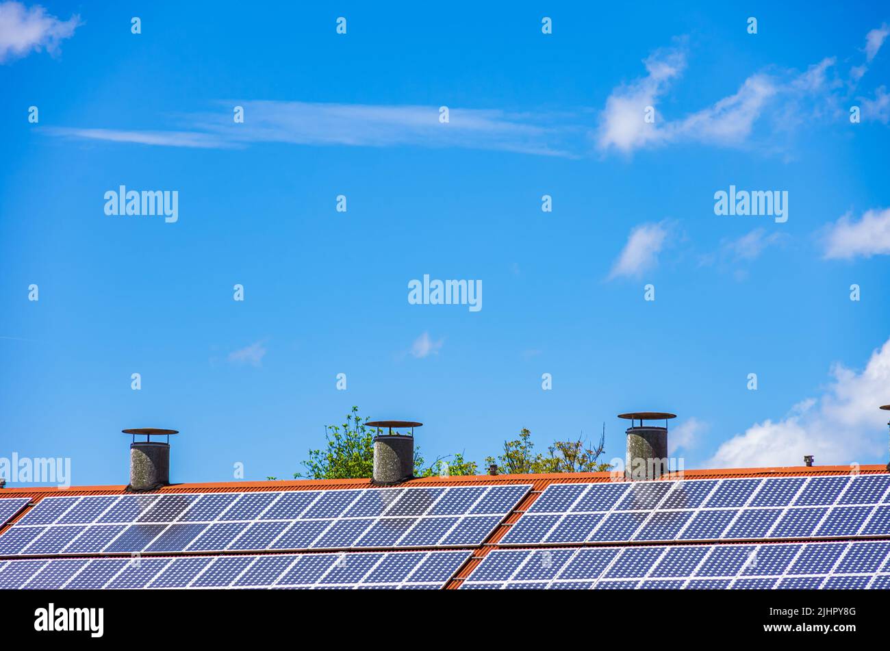 Système photovoltaïque domestique ou petite centrale solaire sur le toit d'une maison. Banque D'Images