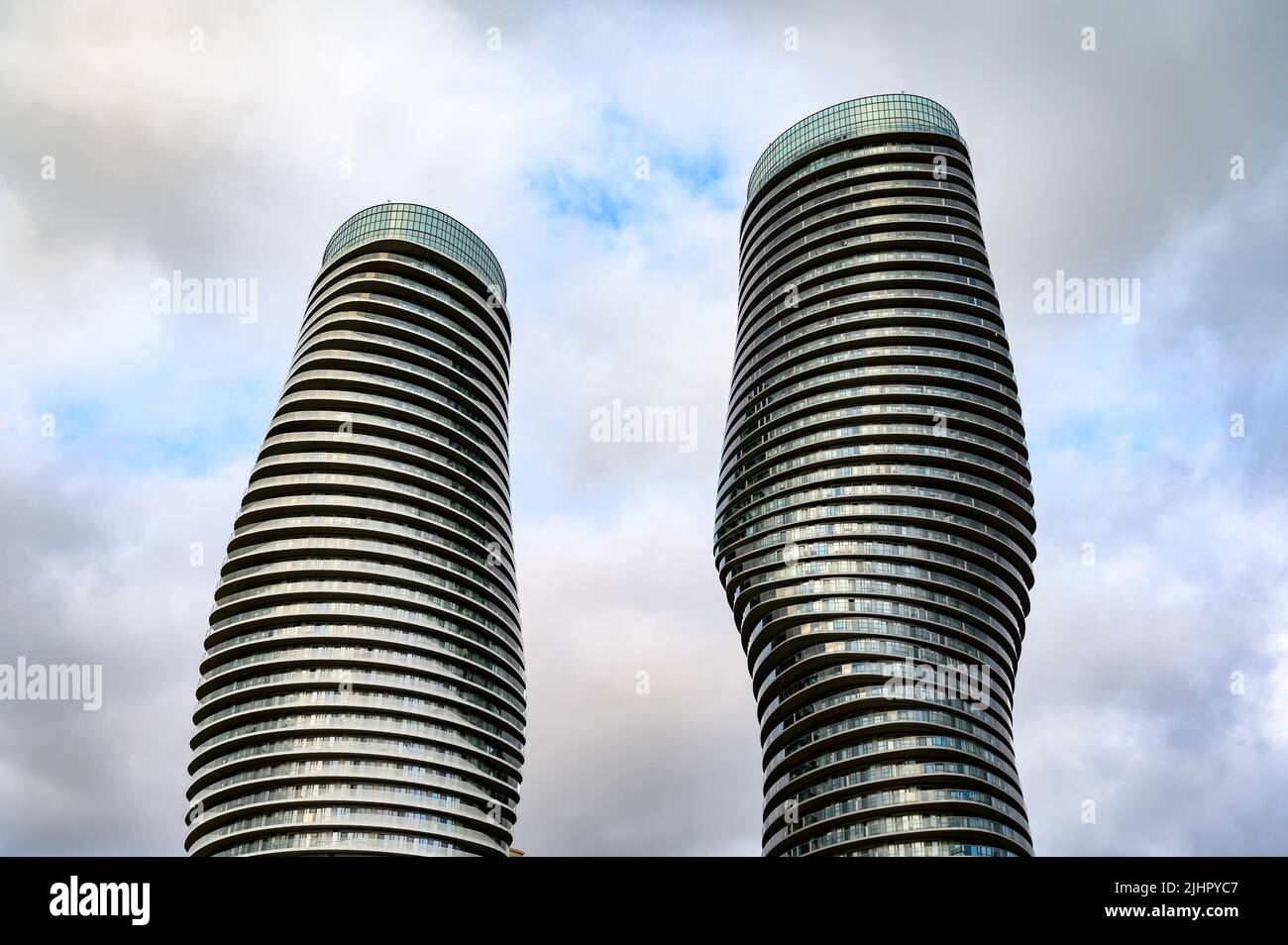 Les tours jumelles Absolute World (également appelées les tours Marilyn Monroe) sont deux immeubles résidentiels à Mississauga, en Ontario, au Canada. Banque D'Images
