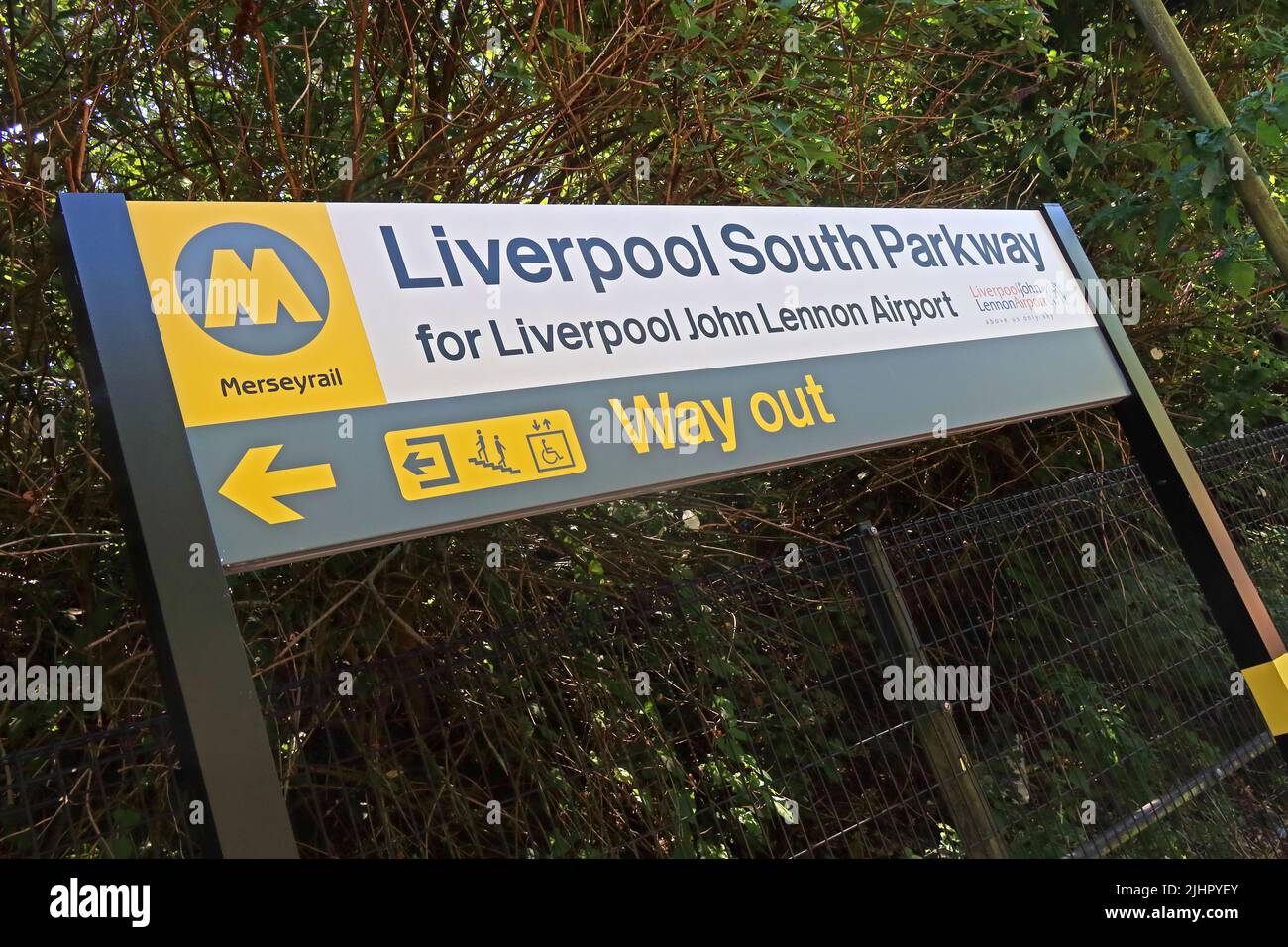 Panneau de plate-forme de la gare de Liverpool South Parkway, Garston, Speke, Merseyside pour l'aéroport de Liverpool John Lennon, Holly Farm Rd, L19 5PQ Banque D'Images
