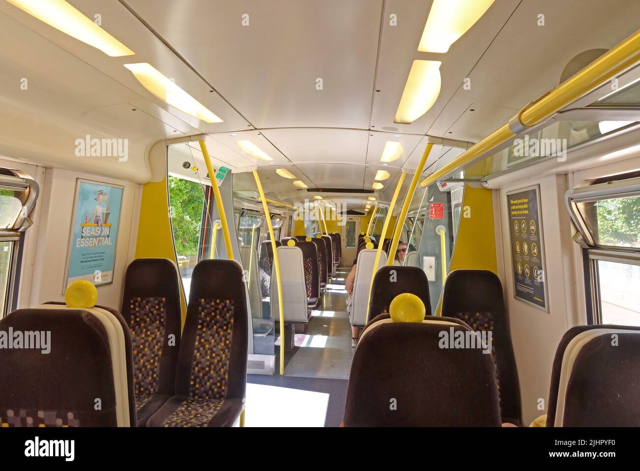 Train Merseyrail vide, livrée jaune, ligne de métro Southport, Liverpool South Parkway, Merseyside, Angleterre, ROYAUME-UNI Banque D'Images