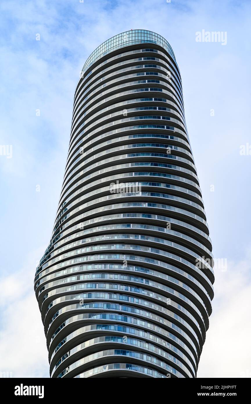 Les tours jumelles Absolute World (également appelées les tours Marilyn Monroe) sont deux immeubles résidentiels à Mississauga, en Ontario, au Canada. Banque D'Images