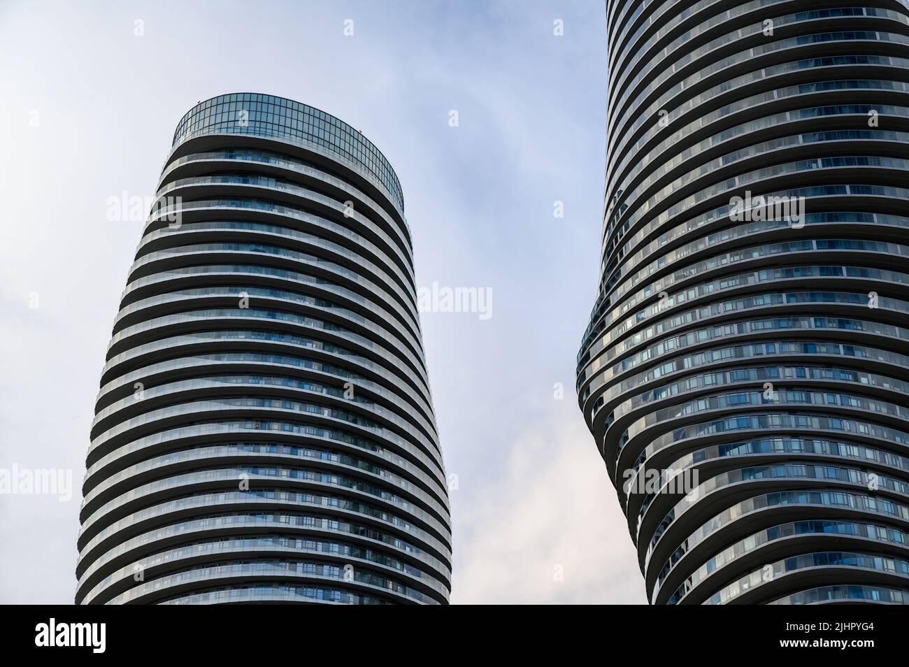 Les tours jumelles Absolute World (également appelées les tours Marilyn Monroe) sont deux immeubles résidentiels à Mississauga, en Ontario, au Canada. Banque D'Images