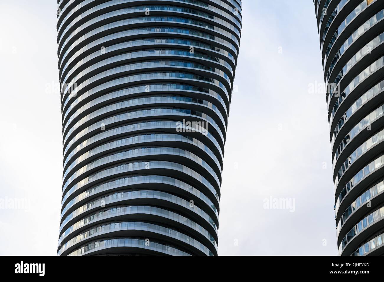 Les tours jumelles Absolute World (également appelées les tours Marilyn Monroe) sont deux immeubles résidentiels à Mississauga, en Ontario, au Canada. Banque D'Images