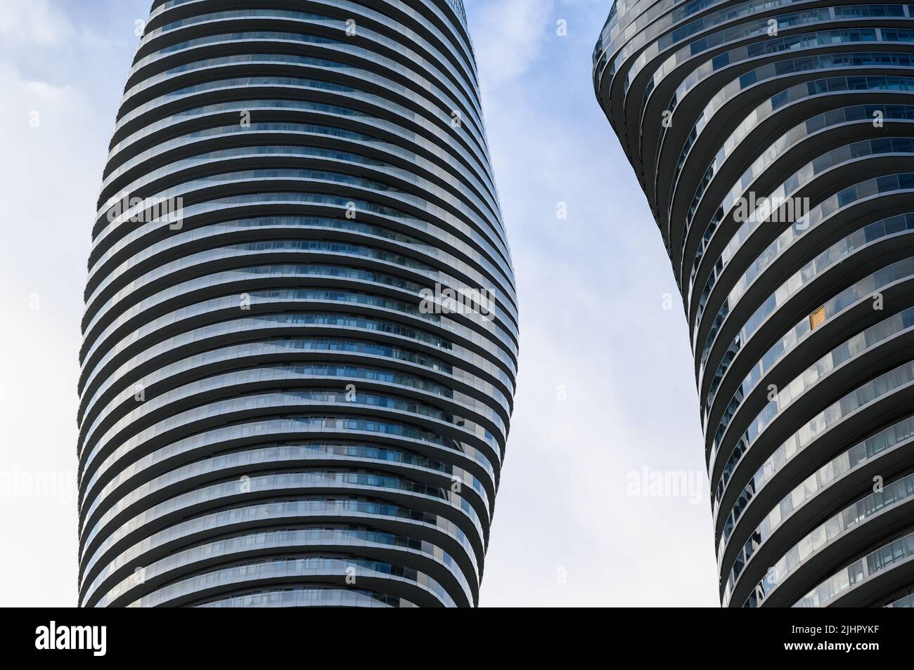 Les tours jumelles Absolute World (également appelées les tours Marilyn Monroe) sont deux immeubles résidentiels à Mississauga, en Ontario, au Canada. Banque D'Images