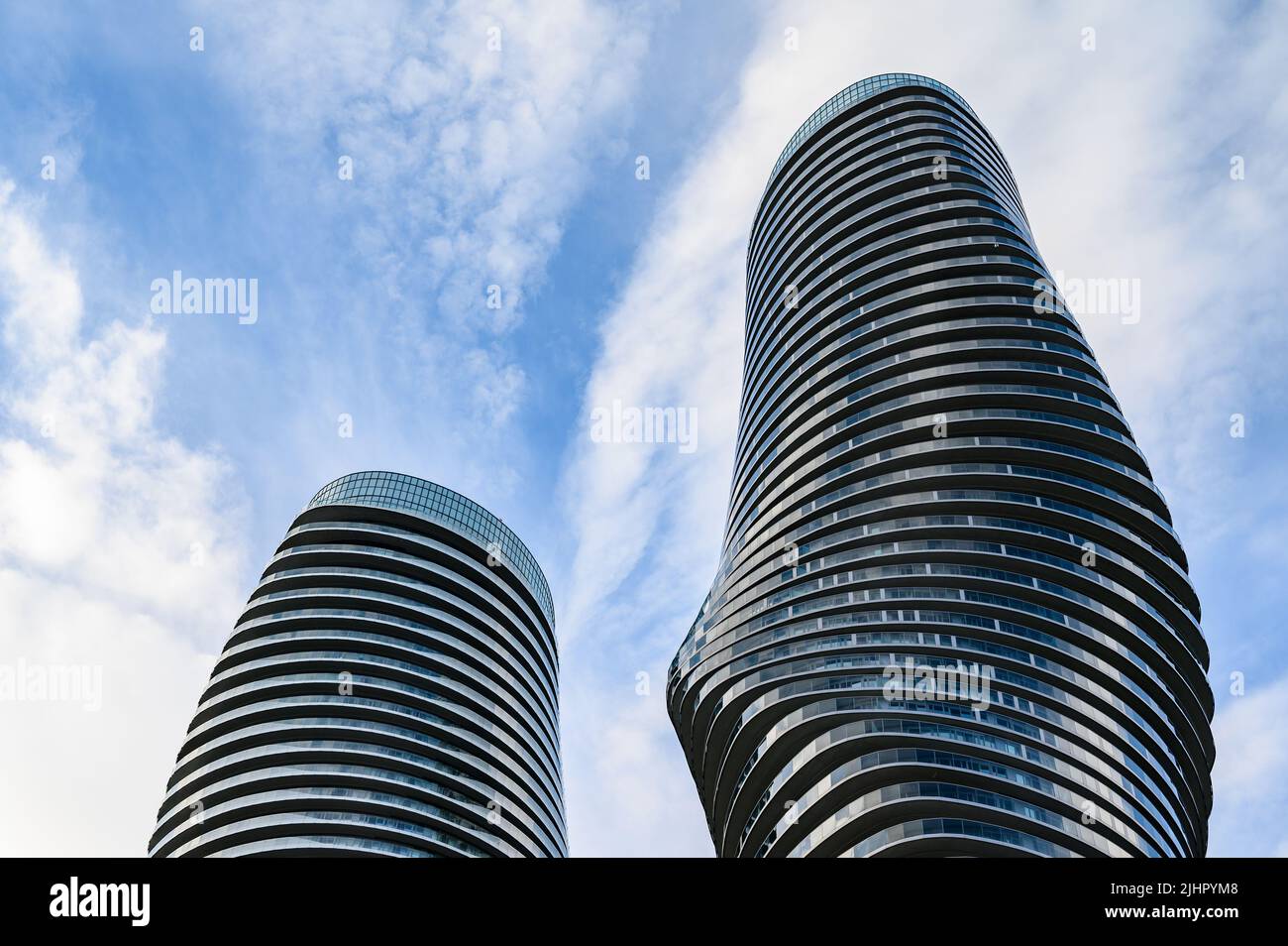 Les tours jumelles Absolute World (également appelées les tours Marilyn Monroe) sont deux immeubles résidentiels à Mississauga, en Ontario, au Canada. Banque D'Images