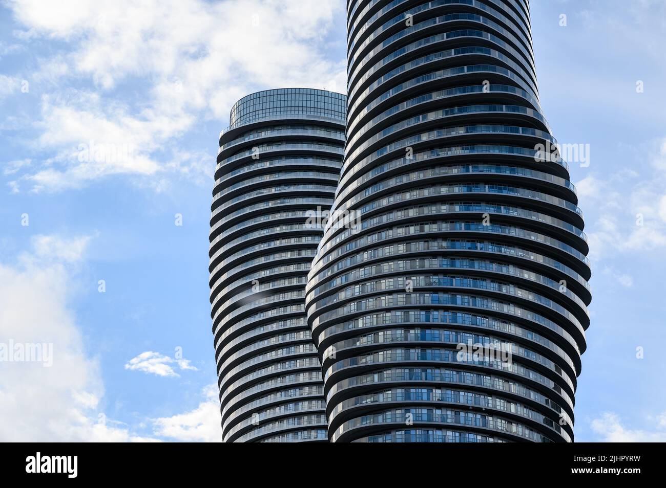 Les tours jumelles Absolute World (également appelées les tours Marilyn Monroe) sont deux immeubles résidentiels à Mississauga, en Ontario, au Canada. Banque D'Images