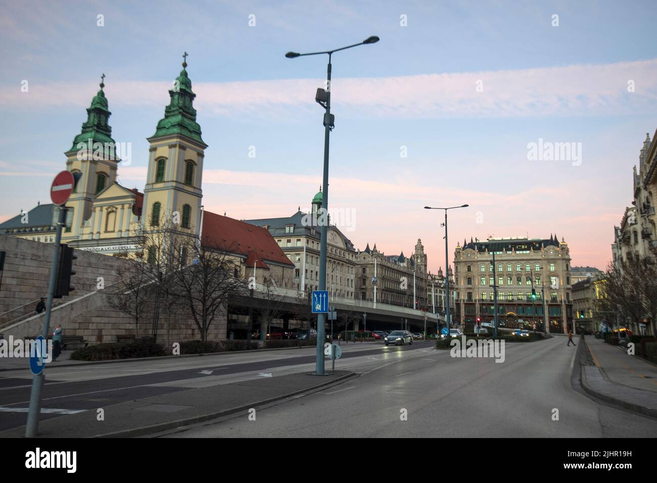 Budapest : place 15 mars. L'église paroissiale principale de l'Assomption et les palais de Klotild. Hongrie Banque D'Images