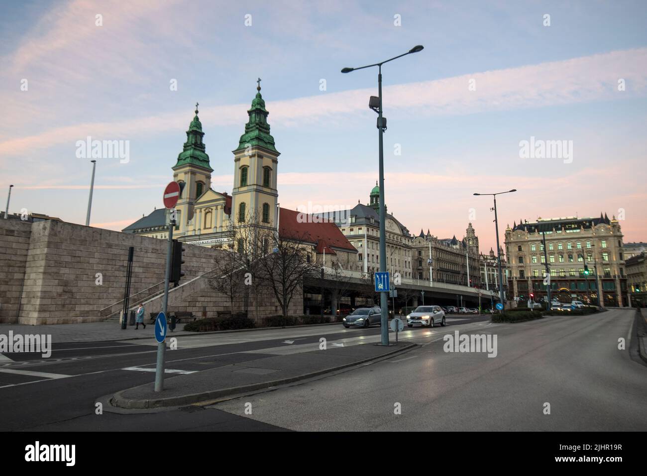 Budapest : place 15 mars. L'église paroissiale principale de l'Assomption et les palais de Klotild. Hongrie Banque D'Images