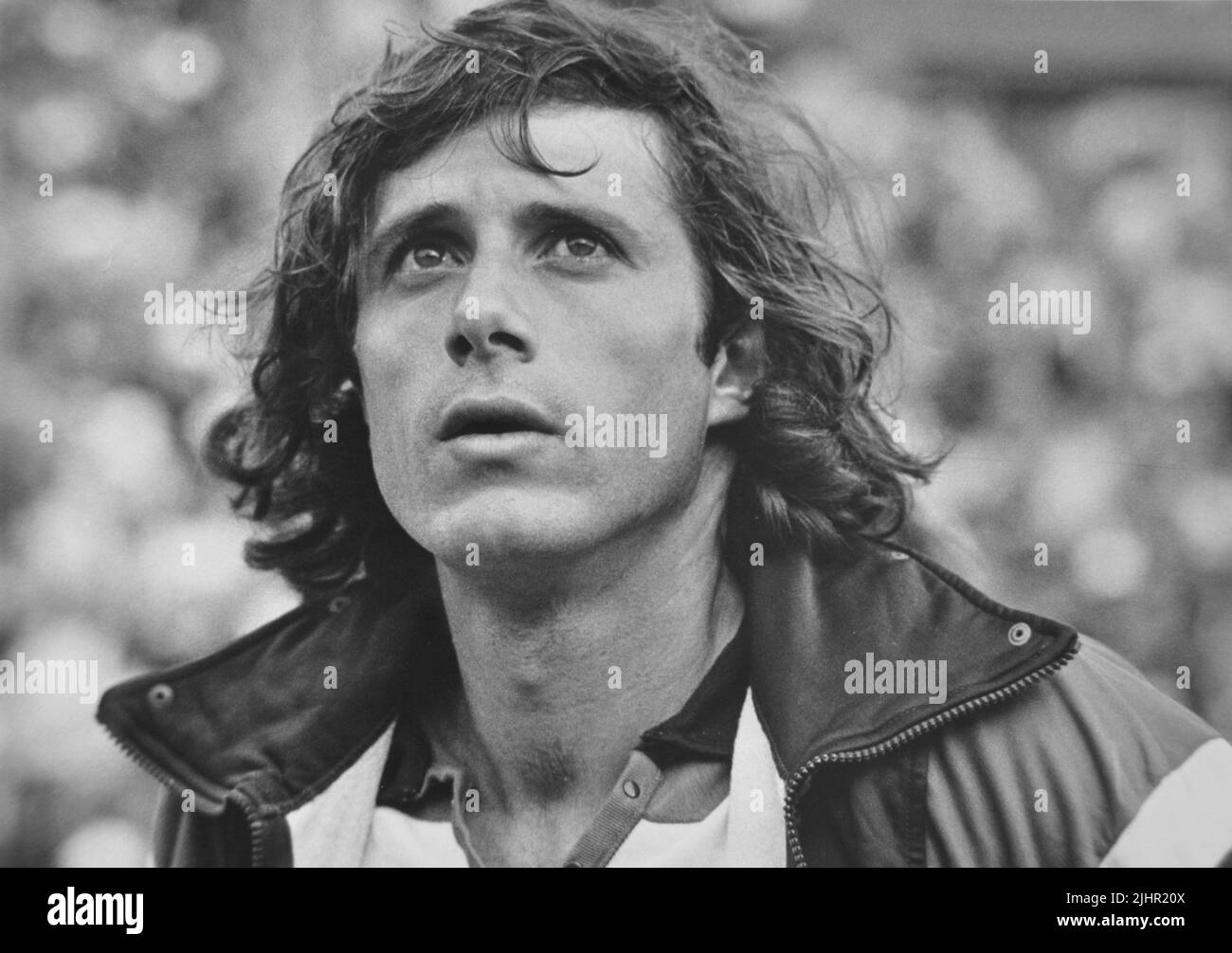Portrait du joueur de tennis argentin Guillermo Vilas, en regardant les hauts stands de Roland Garros. Paris, stade Roland-Garro, juin 1978 Banque D'Images