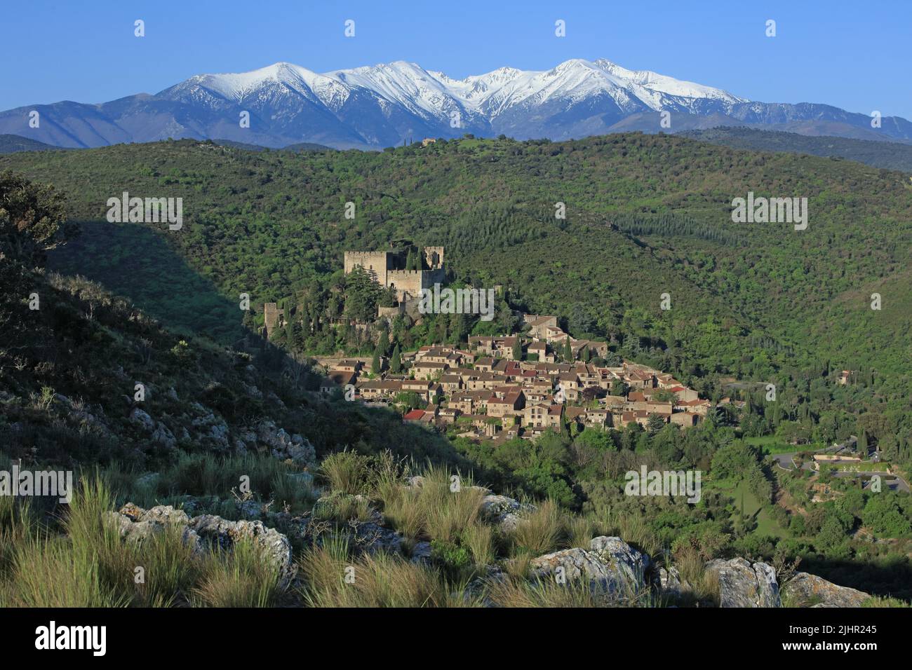 France, Pyrénées-Orientales (66) Castelnou, classé par les plus beaux villages de France, au loin le Canigou / France, Pyrénées-Orientales Castelnou, classé parmi les plus beaux villages de France, au loin le Canigou Banque D'Images