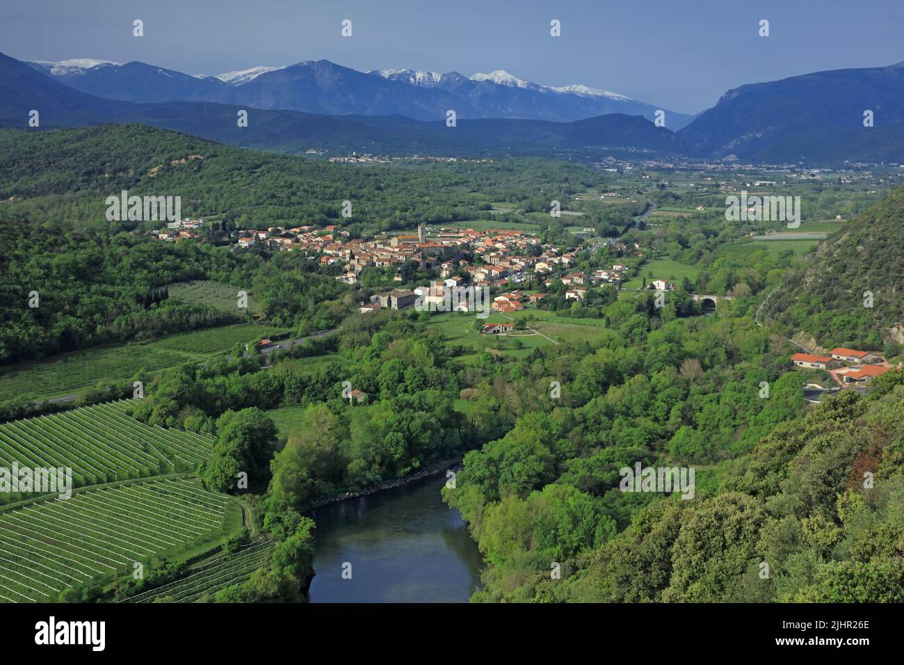 France, Pyrénées-Orientales (66) Marquixanes, le village, la vallée du têt au pied des Pyrénées, vue générale / France, Pyrénées-Orientales Marquixanes, le village, la vallée de la têt au pied des Pyrénées, vue générale / Banque D'Images