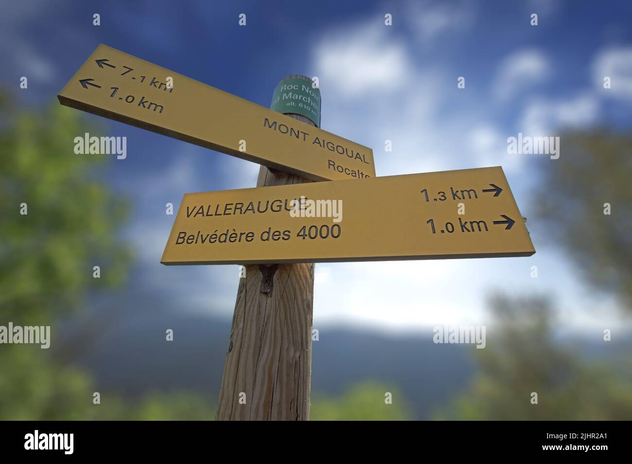France, Lozère (48) Valleraugues, massif de l'Aigoual, poteau, chemin de balisage de randonné, les 4000 marches / France, Lozère Valleraugues, massif de l'Aigoual, poste, marqueur de sentiers de randonnée, les 4000 étapes Banque D'Images