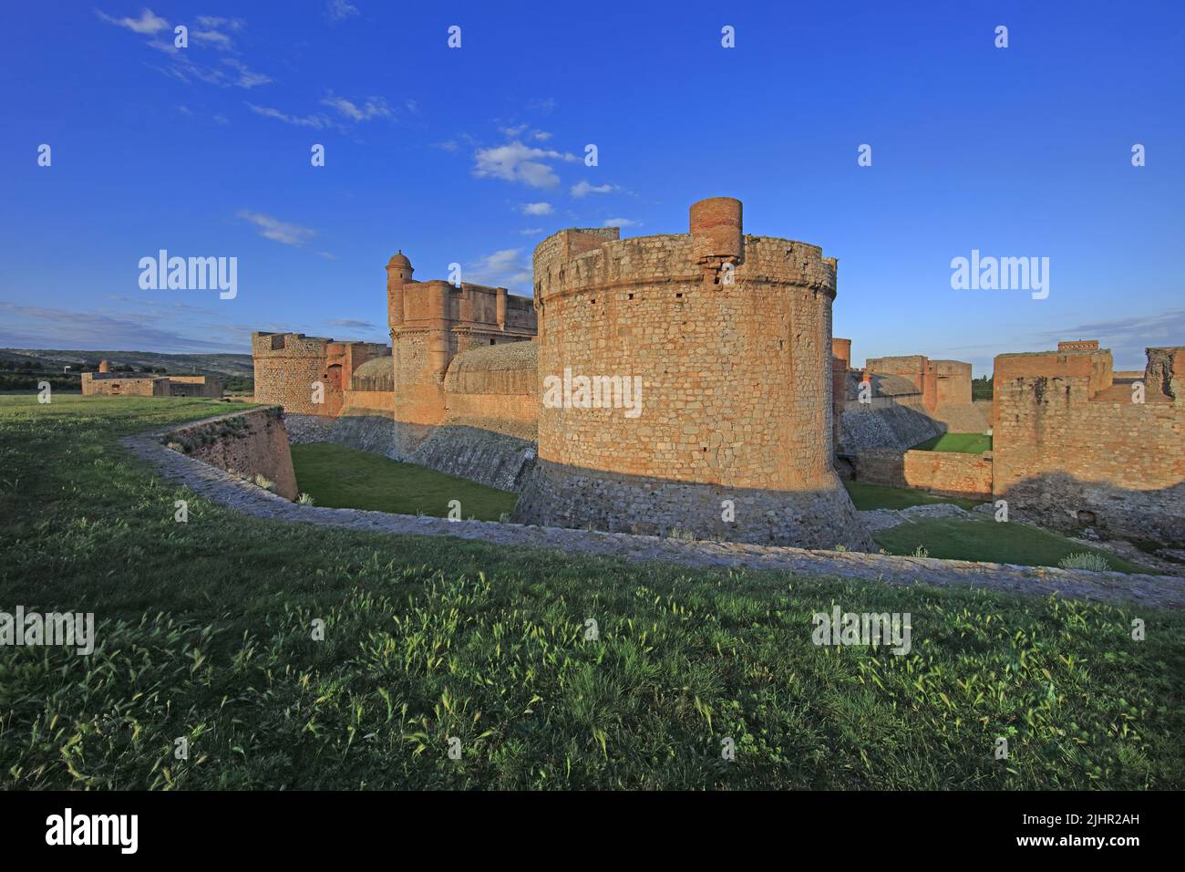 France, Pyrénées-Orientales (66) Salses-le-Château, la forteresse de Salses, vue depuis les douves / France, Pyrénées-Orientales Salses-le-Château, la forteresse de Salses, vue des fosses Banque D'Images
