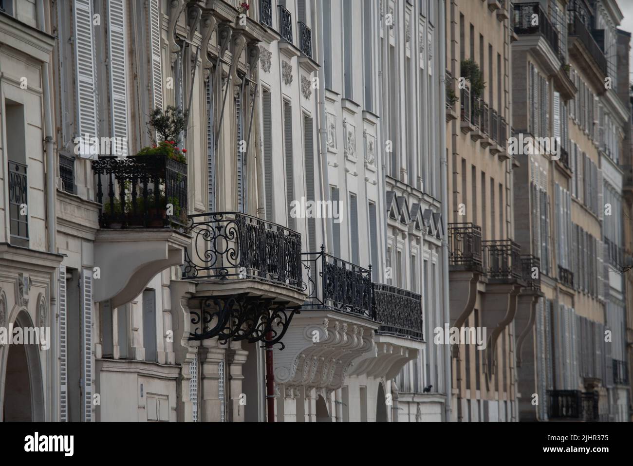 France, Ile de France, Paris 4th arrondissement, ile Saint-Louis, quai d'Orléans, façades et balcons avec vue sur la Seine, Banque D'Images