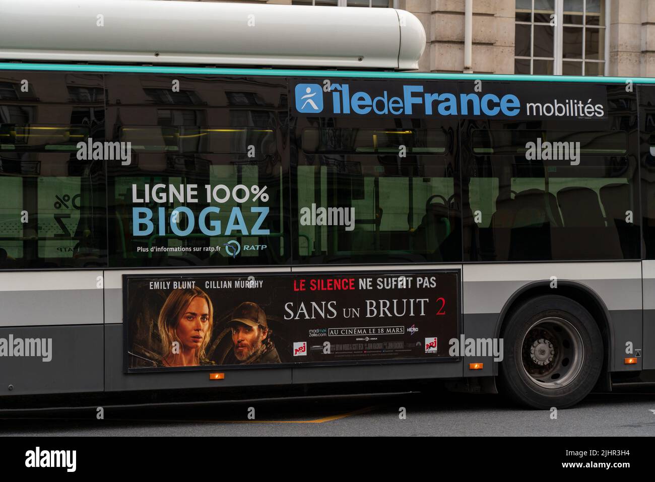 France, Ile de France, Paris 5th arrondissement, rue Soufflot, 100% biogaz bus RATP avec poster promotionnel pour le film "Un endroit calme", Banque D'Images