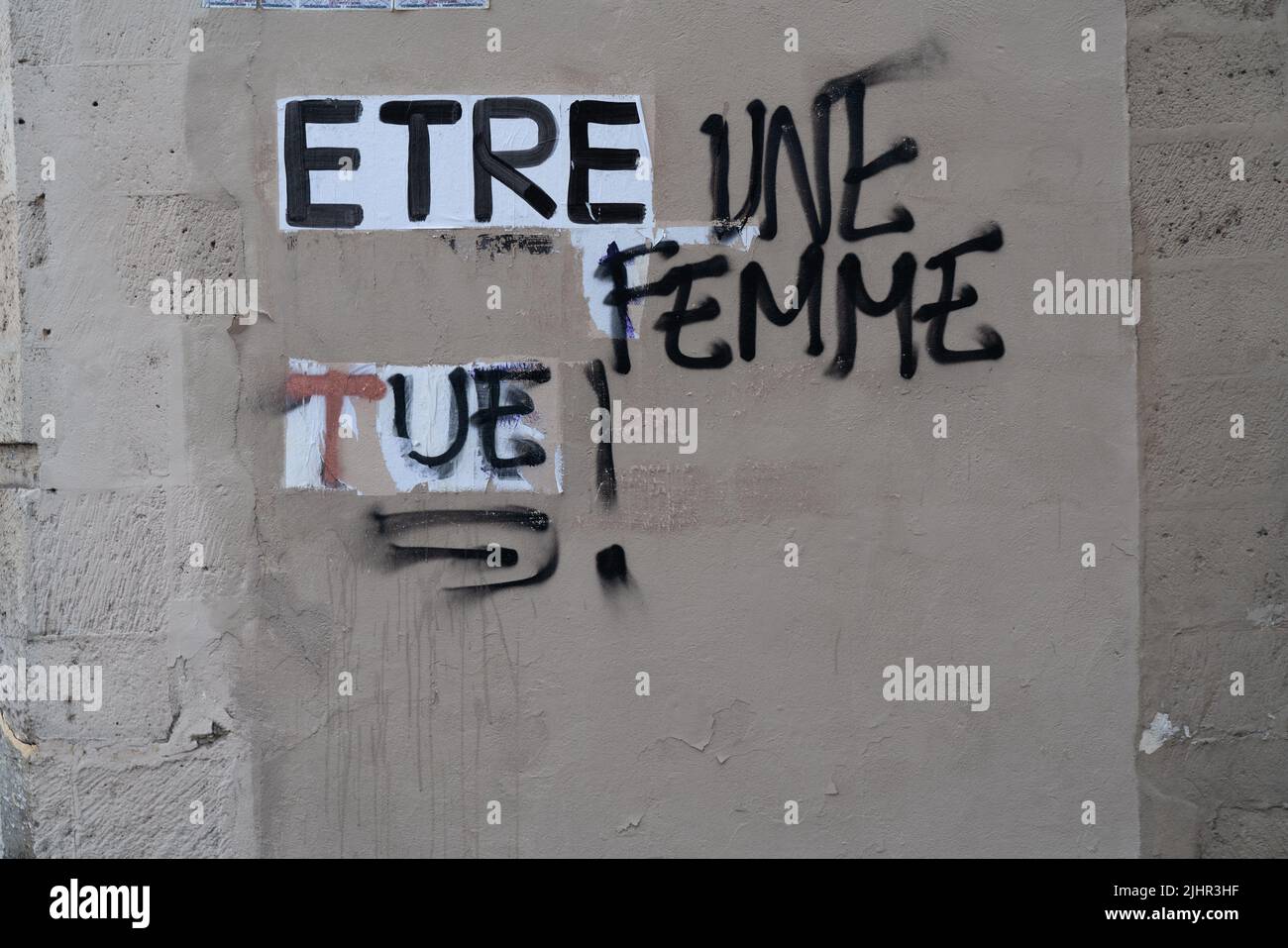 France, Ile de France, Paris 1st arrondissement, ile de la Cité, rue de la Colombe, exposition féministe, graffiti, être une femme tue, Banque D'Images