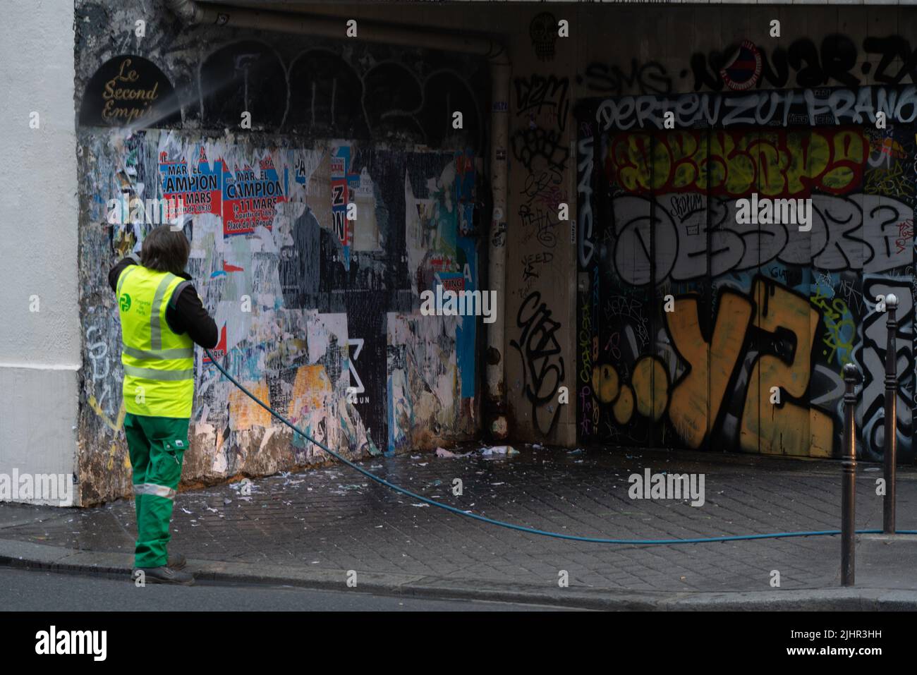 France, Ile de France, Paris, 4th arrondissement, rue du Renard, nettoyeur de mur, homme nettoyant, Banque D'Images