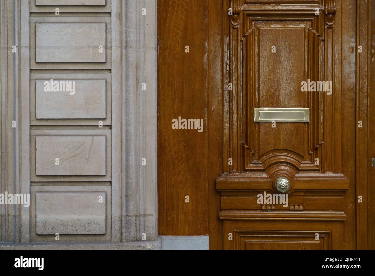 France, Ile de France, 6th arrondissement de Paris, rue de Vaugirard, porte avec boiseries et motifs géométriques en pierre, bâtiment haussmanien, Banque D'Images