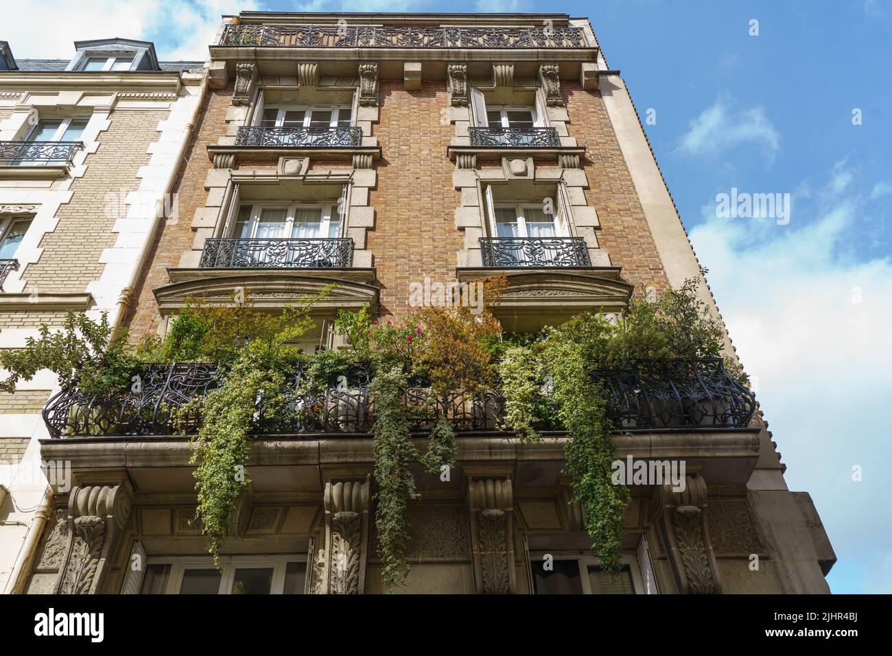 France, Ile de France, Paris 14th arrondissement, rue de l'Abbé carton,  façade avec jardin luxuriant Photo Stock - Alamy