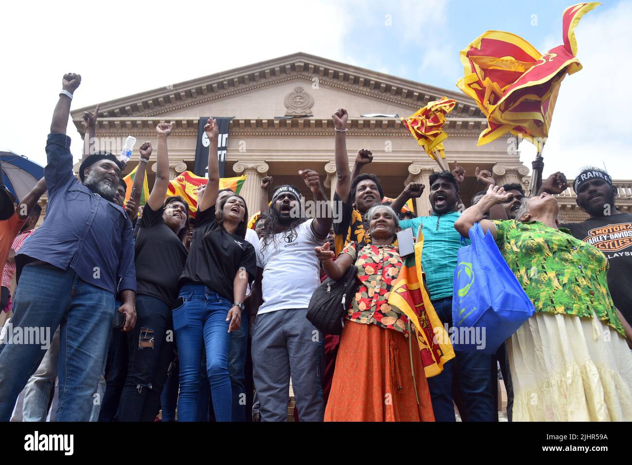 Colombo, Sri Lanka. 20th juillet 2022. Le Parlement sri-lankais élit Ranil Wickremesinghe comme nouveau président. Ranil Wickremesinghe a été élu Président exécutif de Sri Lanka en 8th par le Parlement et les manifestants antigouvernementaux ont protesté contre lui devant le secrétariat présidentiel le 20th juillet 2022 à Colombo, au Sri Lanka. Aujourd'hui, le Parlement (20 juillet) a élu le Président par intérim Ranil Wickremesinghe au poste de Président exécutif du Sri Lanka en 8th par vote majoritaire. (Photo de Ruwan Walpola/Pacific Press) Credit: Pacific Press Media production Corp./Alay Live News Banque D'Images