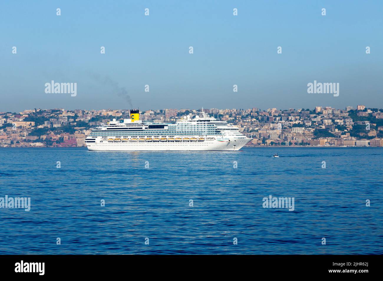 Le paquebots de croisière Costa Favolosa a été ancré au large de la ville de Naples, en Italie, en Europe Banque D'Images