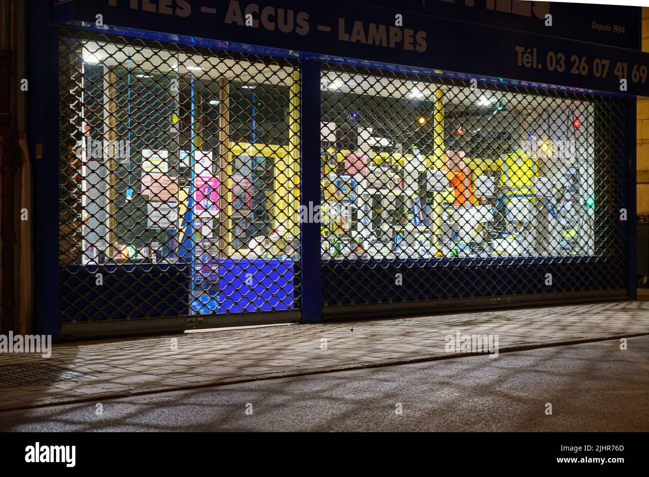 France, région Grand est, Marne, Reims, magasin fermé et rideau métallique Banque D'Images