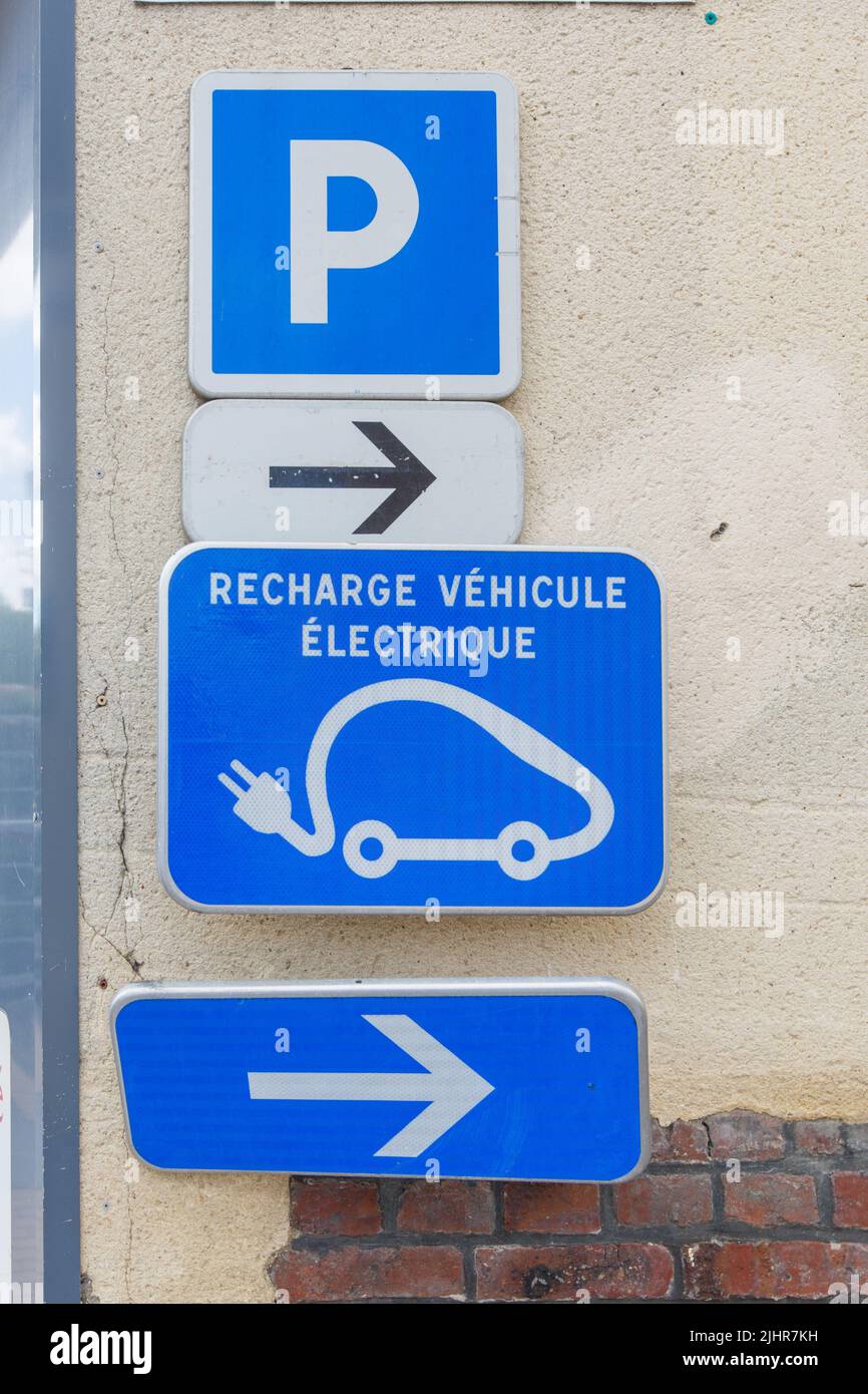 France, Normandie, Seine-Maritime, Terroir de Caux, Luneray, parking avec recharge de voiture, Banque D'Images