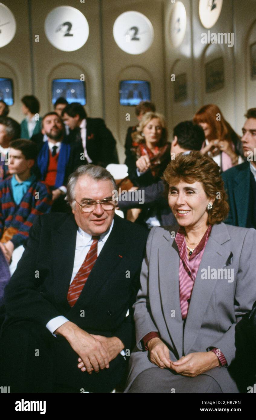 Homme d'État socialiste français Pierre Mauroy et Edith Cresson, l'anglais stateswoman, sur l'ensemble de l'émission politique "L'heure de vérité', consacrée à Michel Rocard. 3 décembre 1986 Banque D'Images