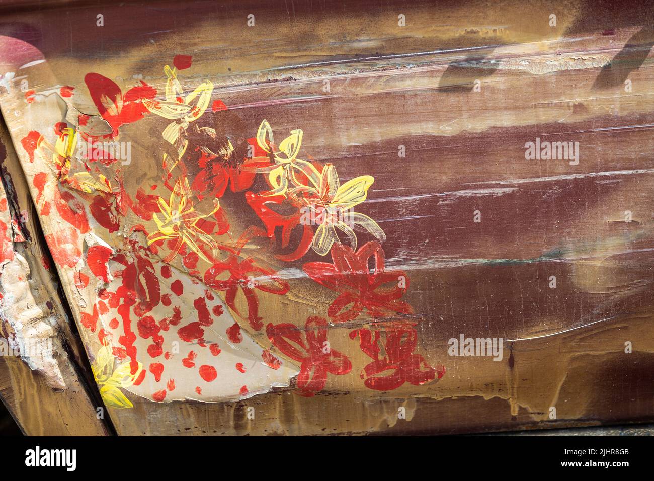 Voiture rayure cachée sous une peinture de fleurs. Banque D'Images