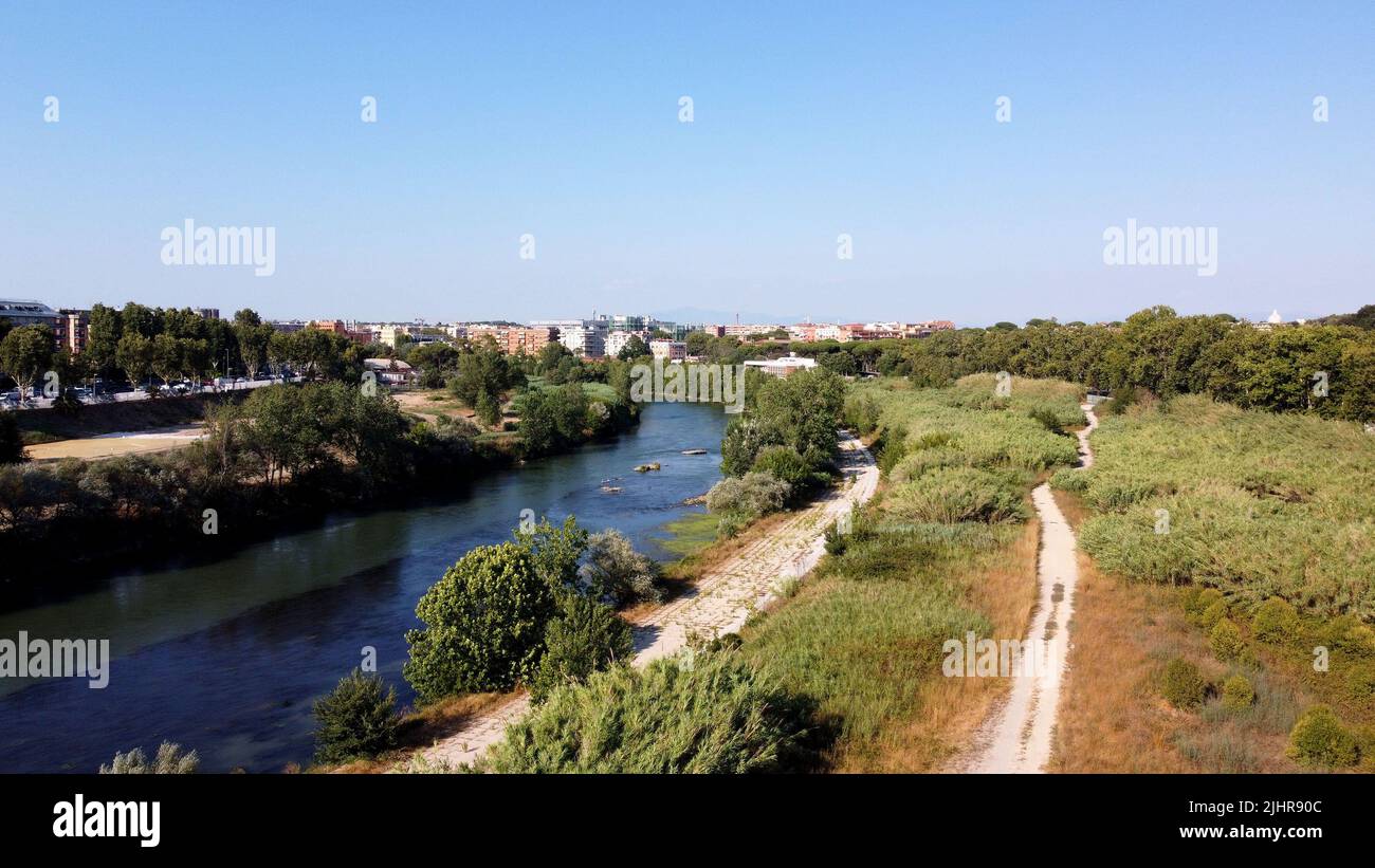 Roma, Fiume Tevere in magra estiva e non in secca , ponte Marconi San Paolo Banque D'Images