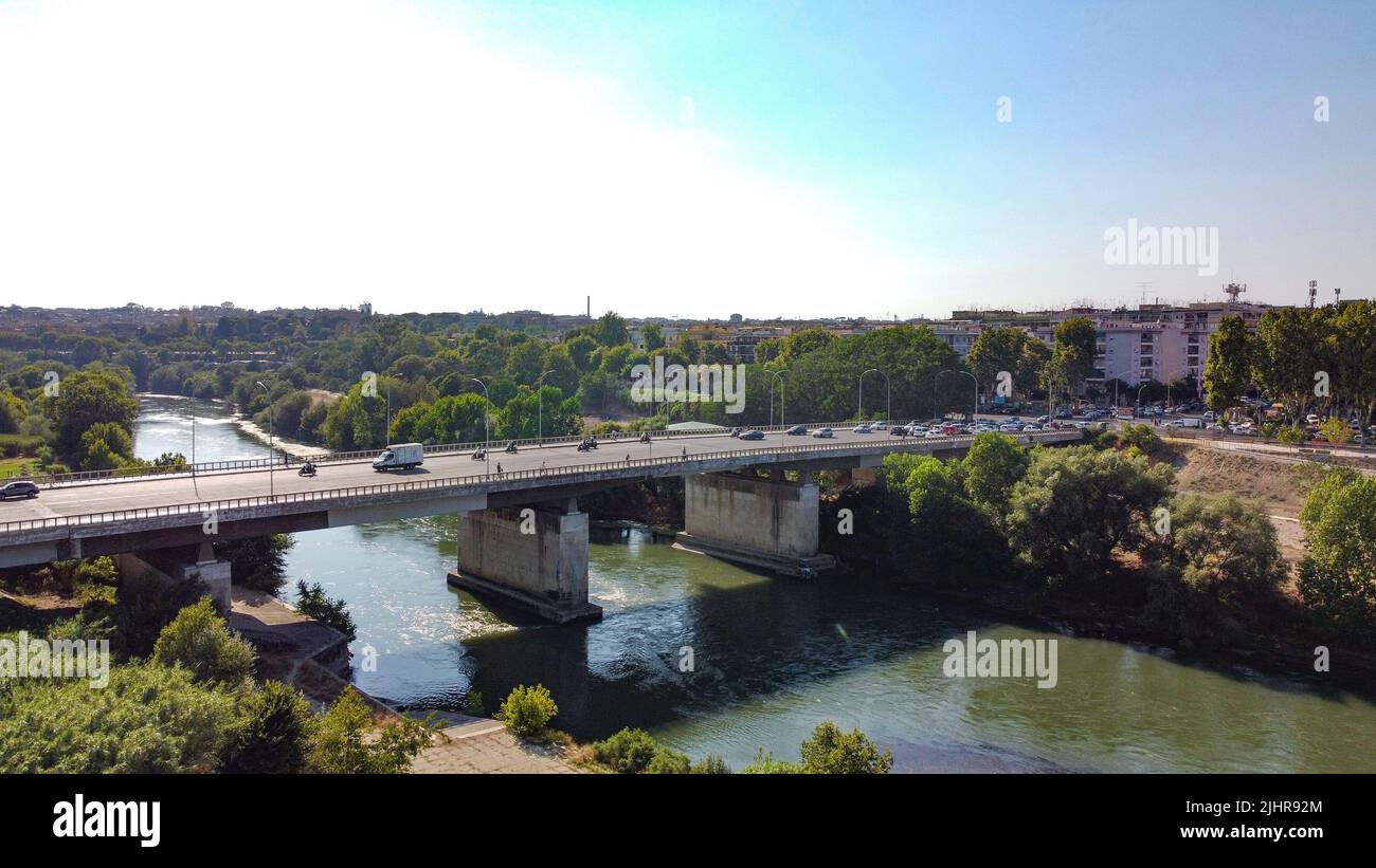 Roma, Fiume Tevere in magra estiva e non in secca , ponte Marconi San Paolo Banque D'Images