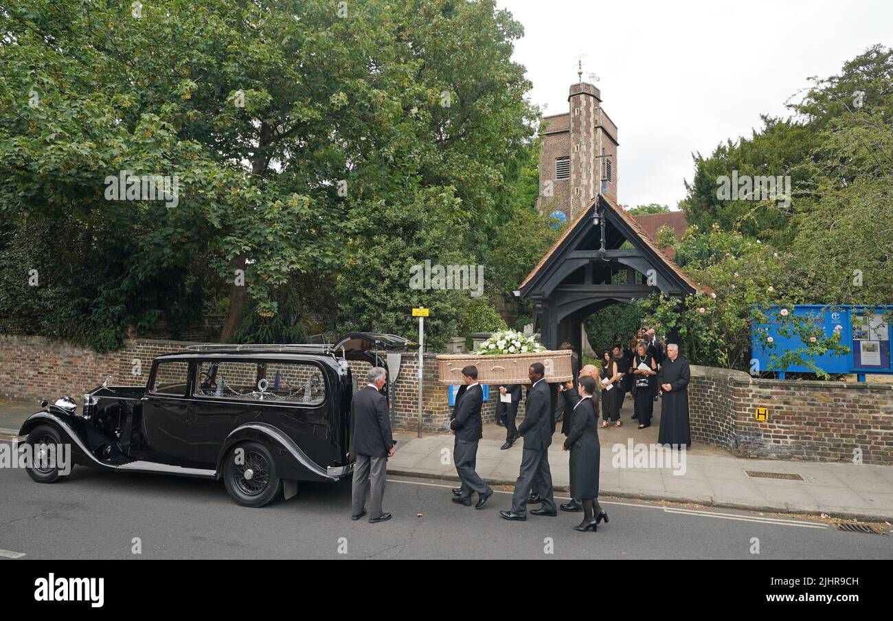Le cercueil de Dame Deborah James est effectué à la suite de ses funérailles à l'église St Mary's à Barnes, dans l'ouest de Londres. Date de la photo: Mercredi 20 juillet 2022. Banque D'Images