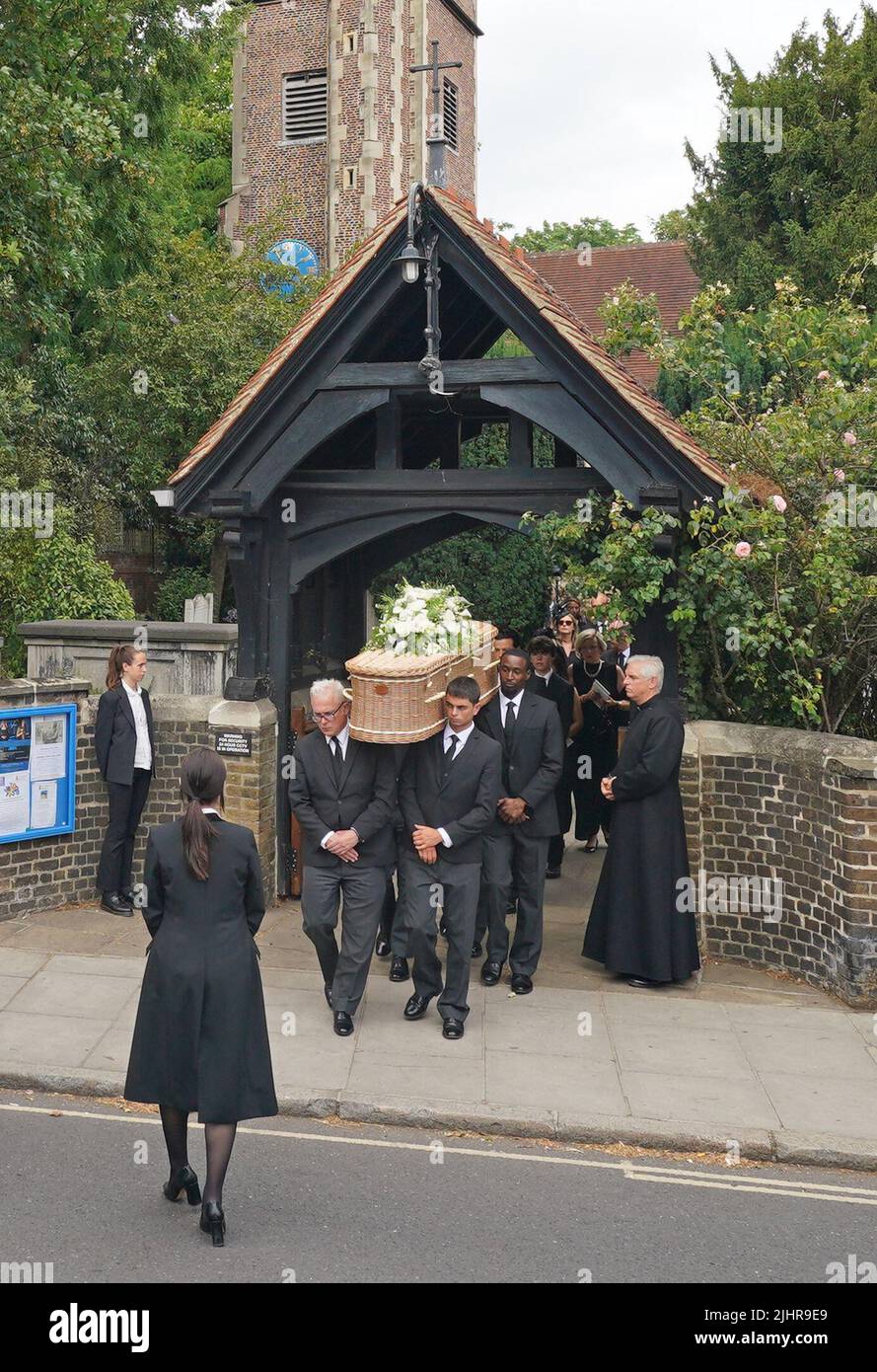 Le cercueil de Dame Deborah James est effectué à la suite de ses funérailles à l'église St Mary's à Barnes, dans l'ouest de Londres. Date de la photo: Mercredi 20 juillet 2022. Banque D'Images