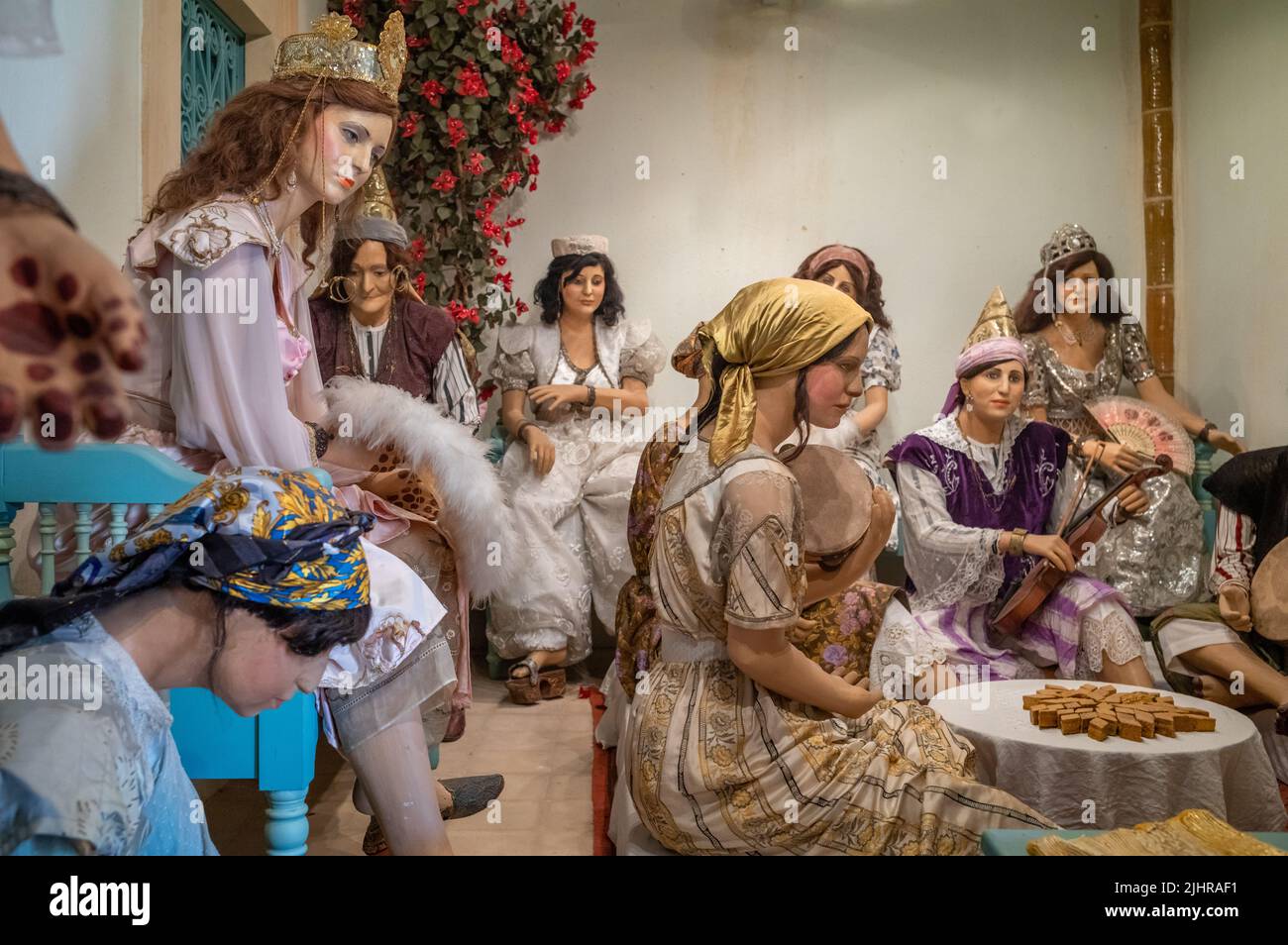 Une exposition de mannequins féminins vêtus de costumes traditionnels tunisiens au Musée el Kobba de Sousse, en Tunisie. Banque D'Images