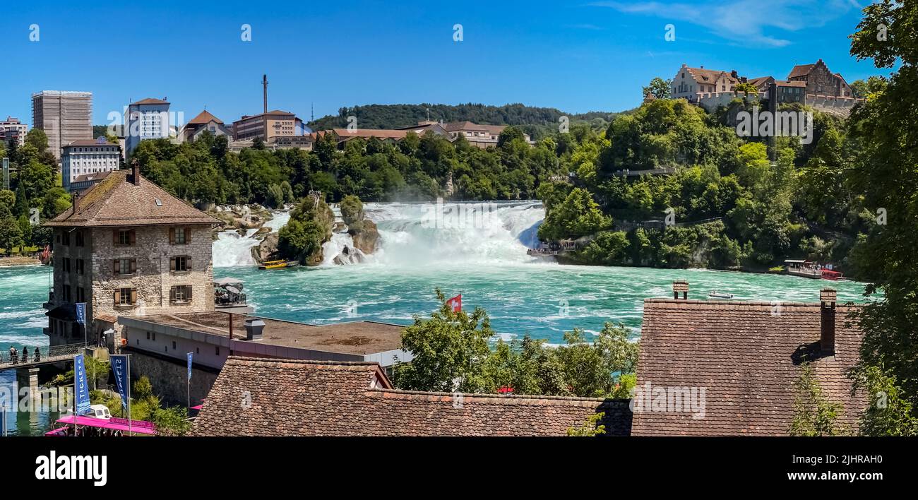 Vue panoramique sur le château de Worth jusqu'aux chutes du Rhin près de Schaffhausen, en Suisse Banque D'Images