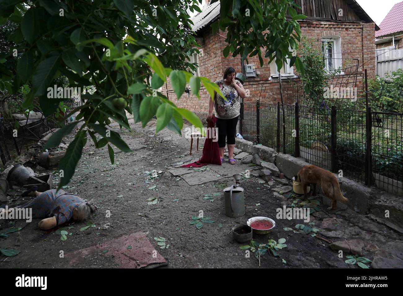 Les Dames De La Cote 3 Juillet 2022 KOSTIANTYNIVKA, UKRAINE - 9 JUILLET 2022 - Une femme pleure à côté du