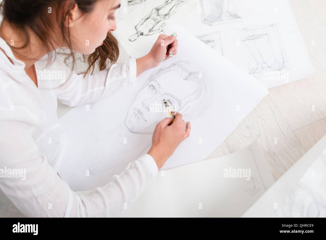 Artiste finissant le portrait d'un crayon humain sur le sol Banque D'Images