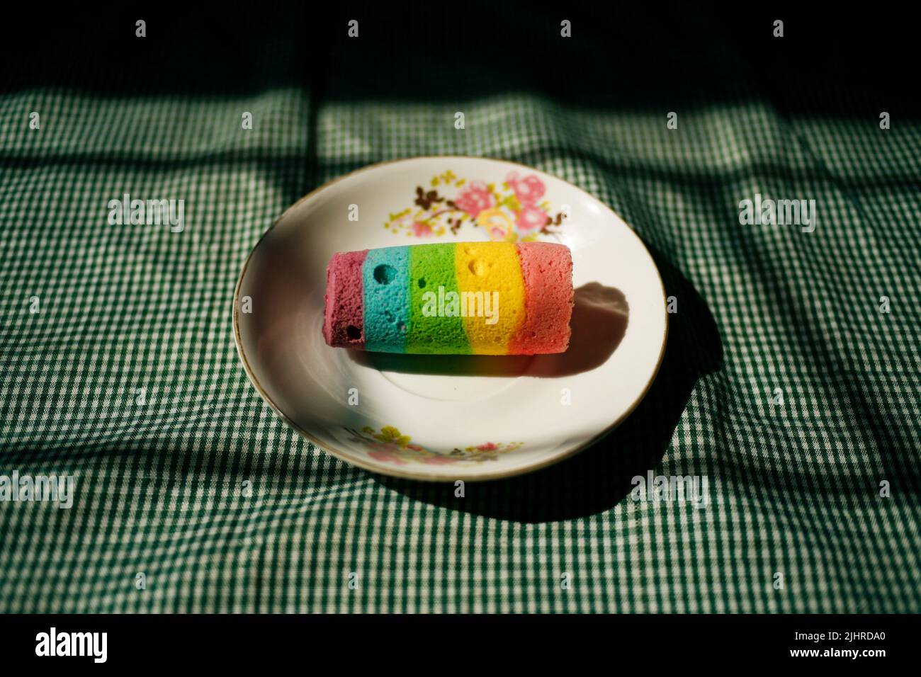 Le gâteau au rouleau arc-en-ciel est fait de jaune d'œuf, blanc d'œuf, colorant alimentaire. Le gâteau a l'air drôle, attrayant pour les enfants et agréable Banque D'Images