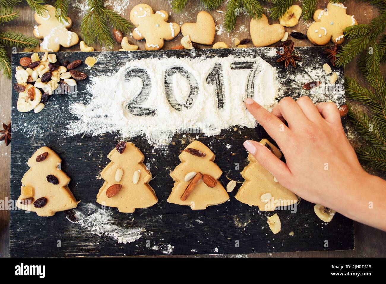 Écrire à la main 2017 sur la farine avec du pain d'épice sucré Banque D'Images