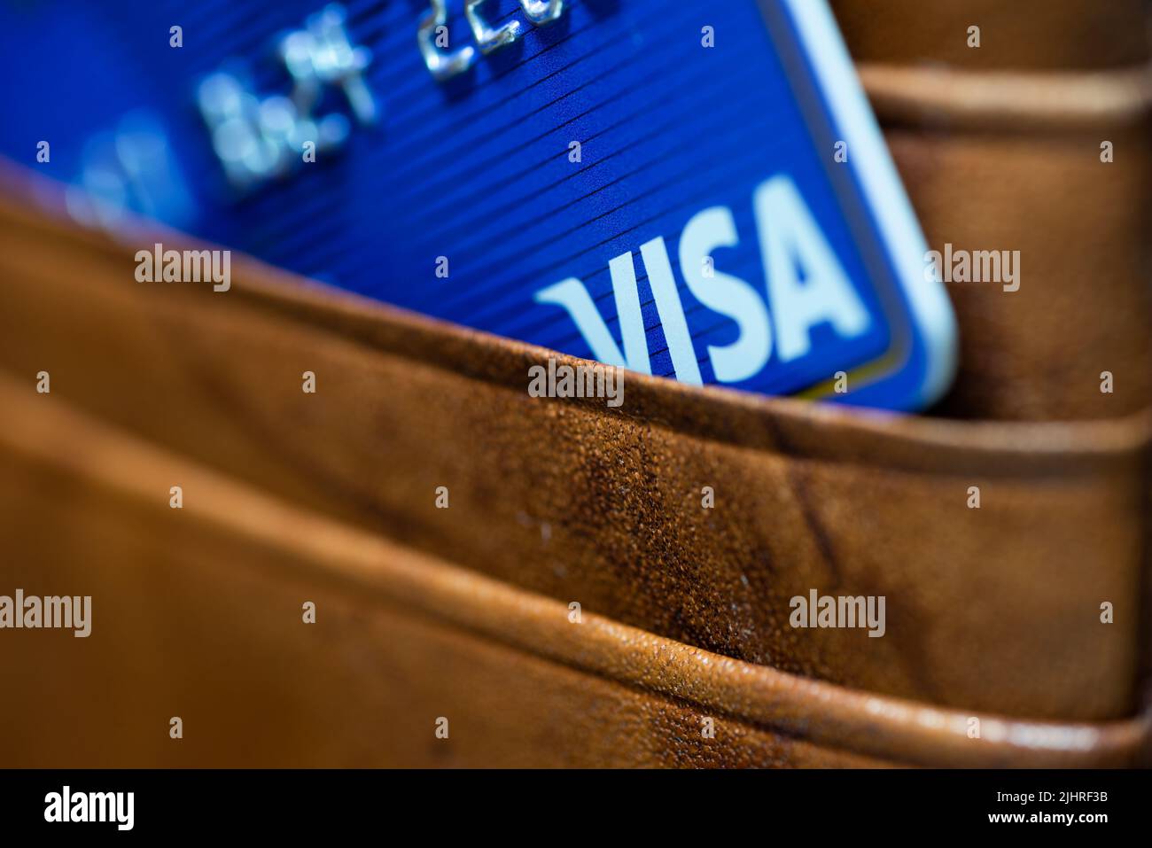 Carte de crédit Visa dans un portefeuille en cuir marron. Banque D'Images
