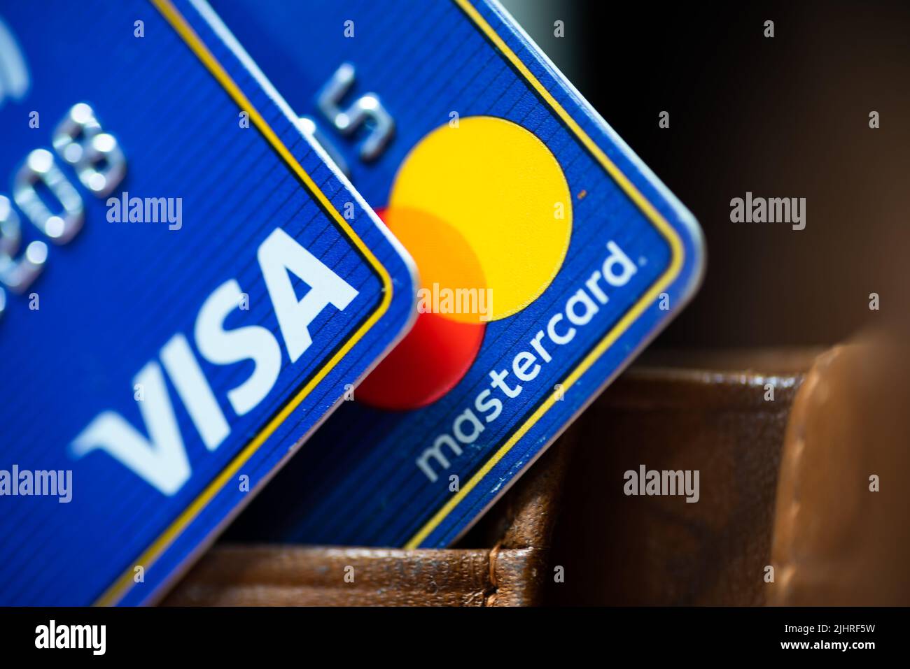 Carte de crédit Visa et Mastercard dans un portefeuille en cuir marron. Banque D'Images