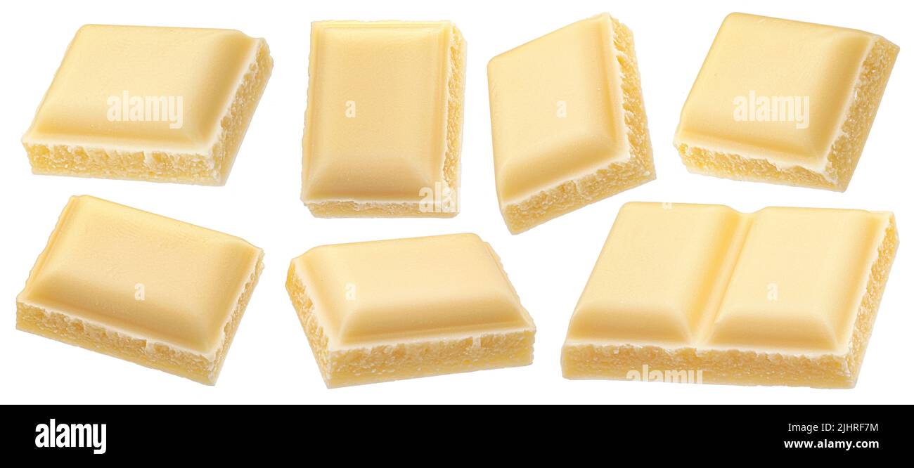 Morceaux de chocolat au lait blanc isolés sur fond blanc Banque D'Images