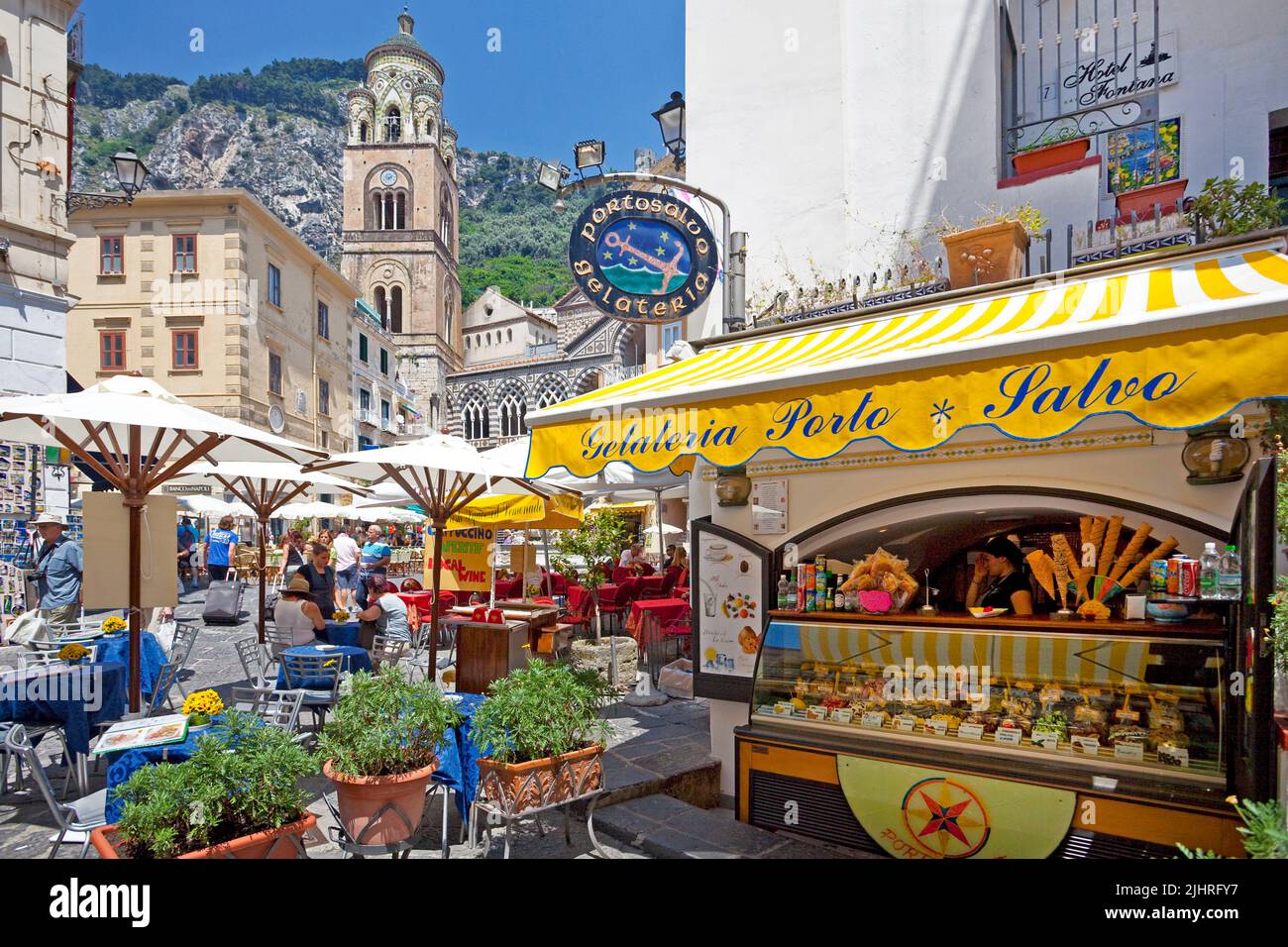 Gelateria, magasin de crème glacée à Piazza Flavio Gioia, village Amalfi, côte amalfitaine, site classé au patrimoine mondial de l'UNESCO, Campanie, Italie, mer Méditerranée, Europe Banque D'Images