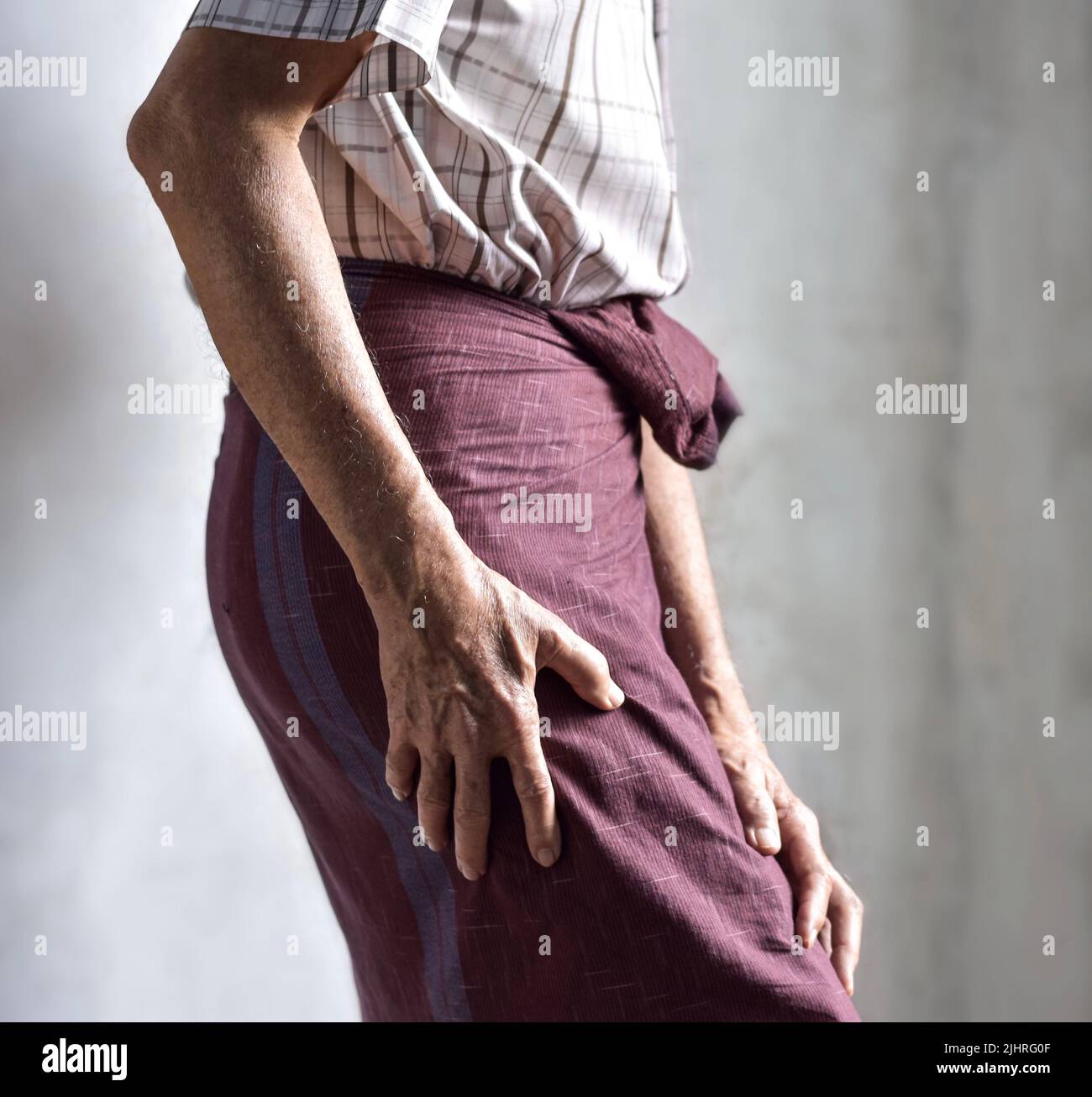 Douleur aux cuisses chez un patient asiatique de sexe masculin. Concept de la douleur de nerf sciatique ou sciatique. Banque D'Images