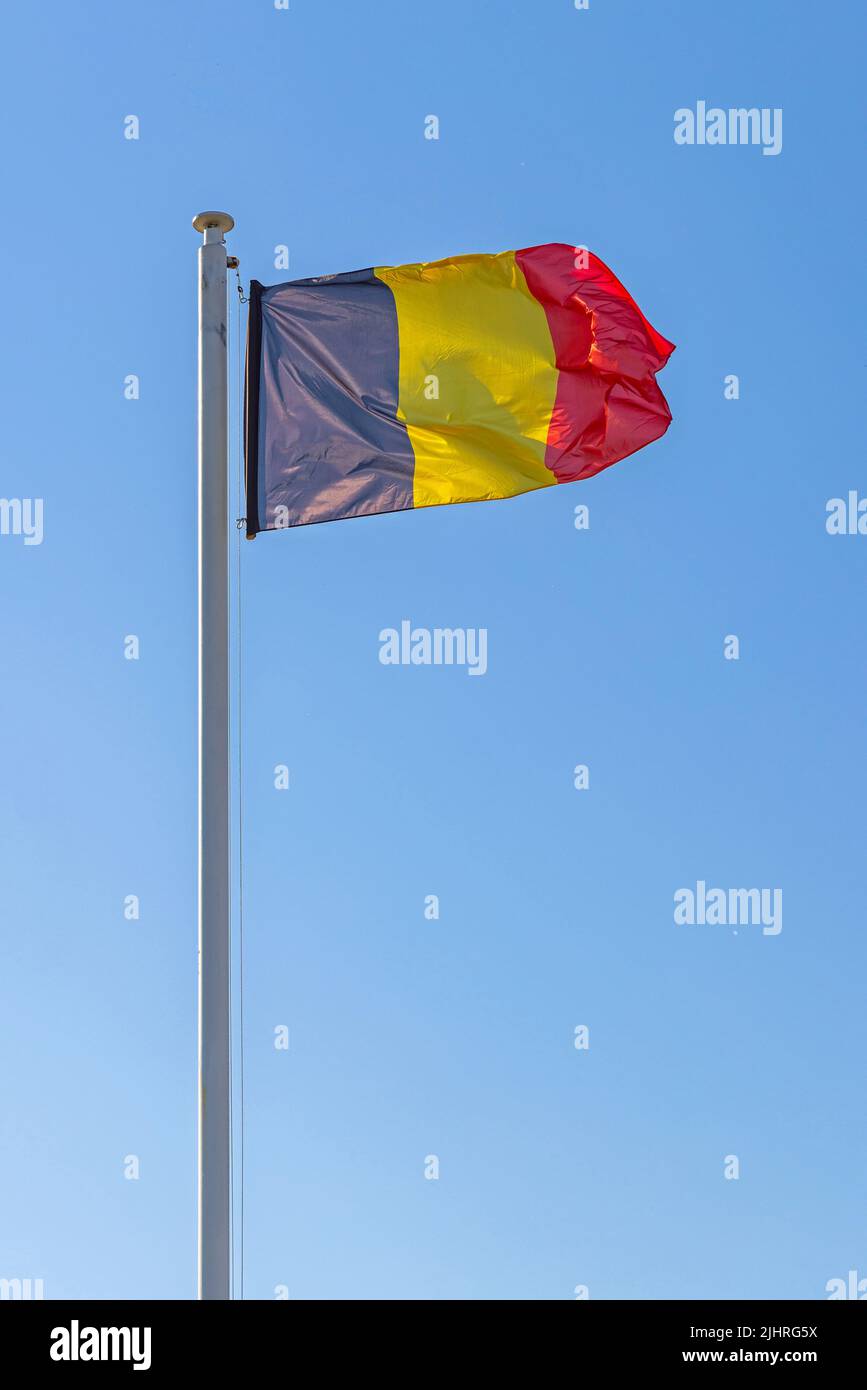 Drapeau du Royaume de Belgique à Blue Sky Sunny Day Banque D'Images